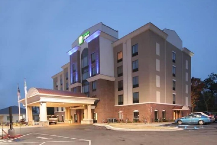 Holiday Inn Express & Suites Hope Mills-Fayetteville Arpt by IHG
