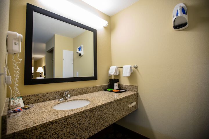 Relax Inn & Suites