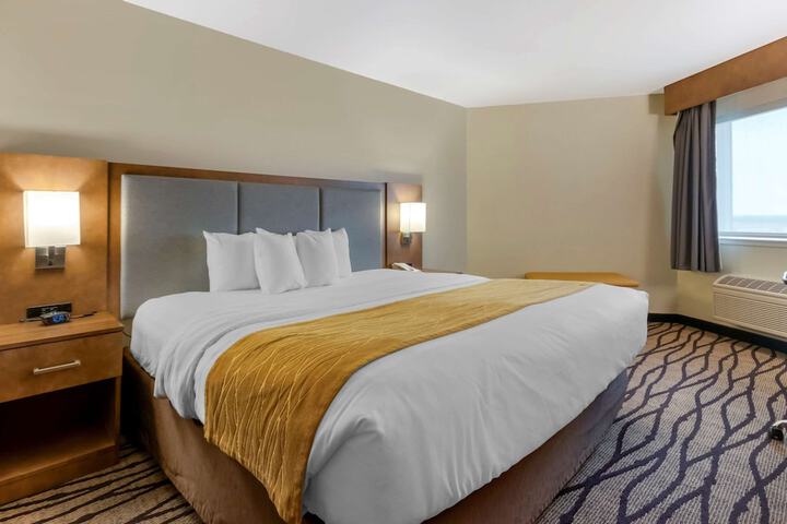 Comfort Inn & Suites Market - Airport
