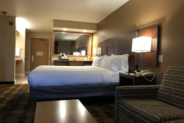Room 10 of 32