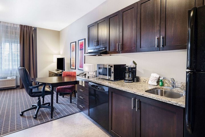 Hawthorn Extended Stay by Wyndham Dickinson