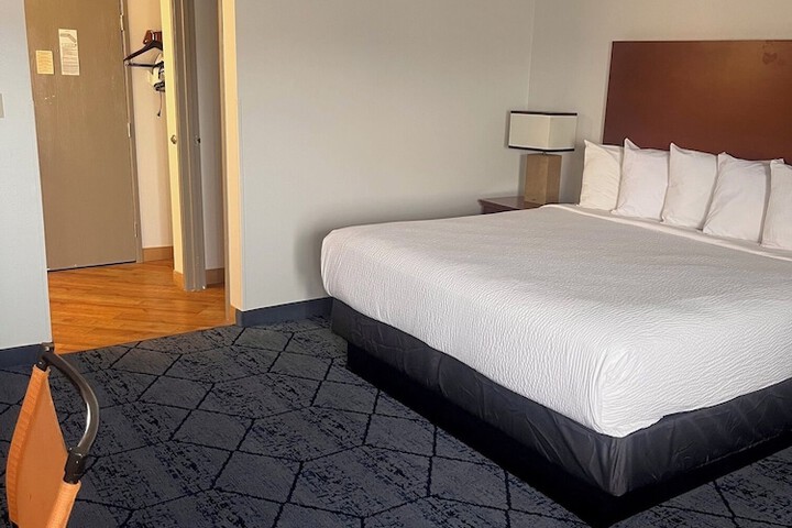 Room 9 of 16
