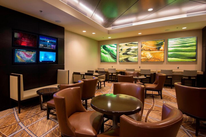 Lounge 31 of 40