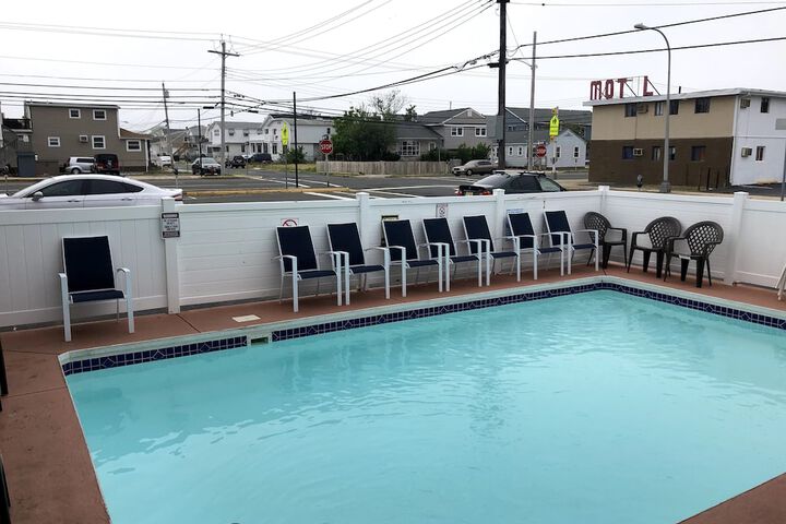 Pool 10 of 135