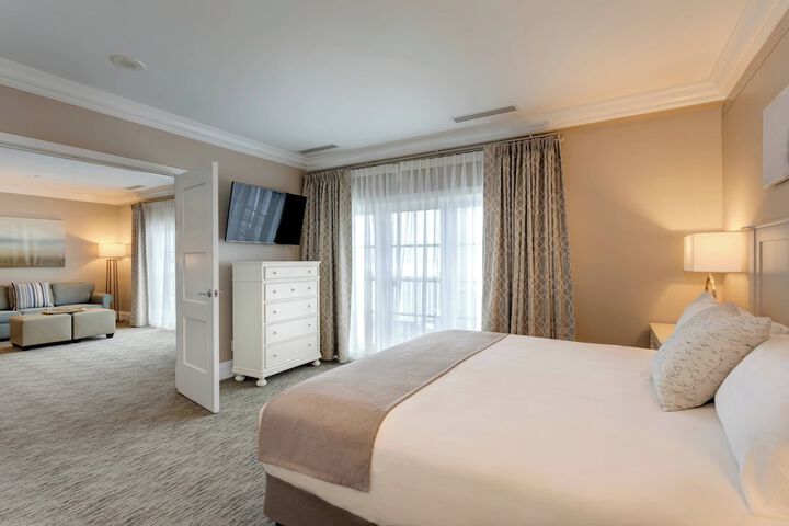 Room 93 of 211