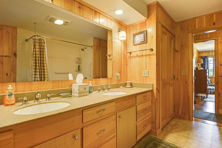 Lakefront Escape w / Deck & Kayaks in Lovell!