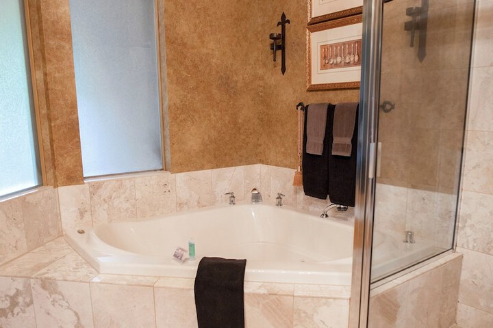 Twin Pine Manor Bed & Breakfast