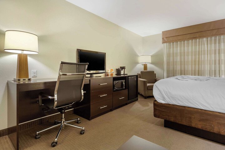 Room 33 of 47