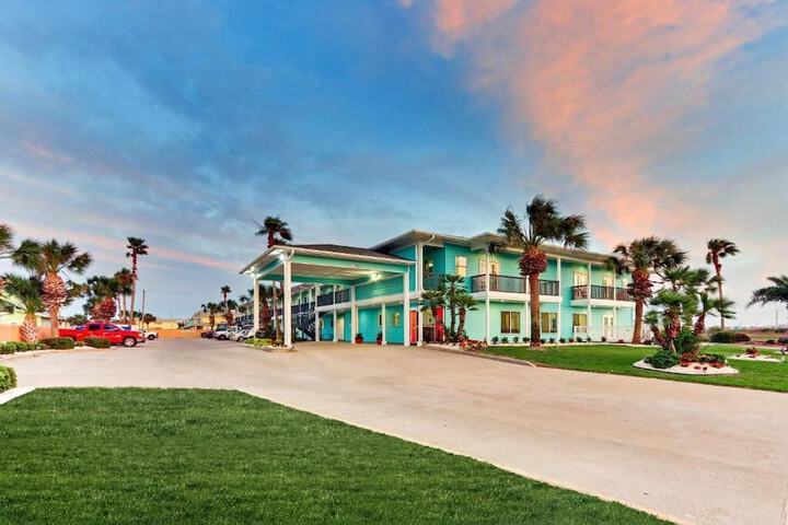 The Island Hotel Near Beach Port Aransas