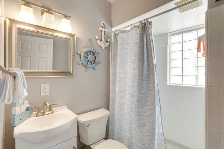 Bright Pinellas Park Getaway w / Private Pool!