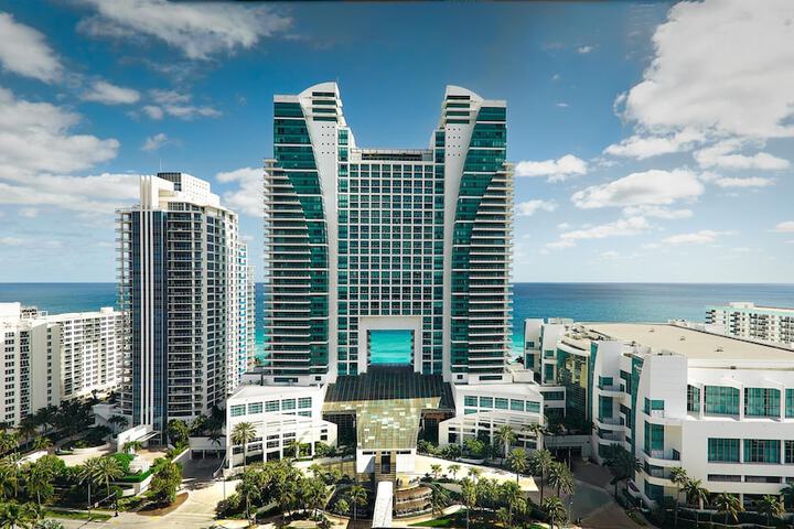 Signia by Hilton Diplomat Beach Resort