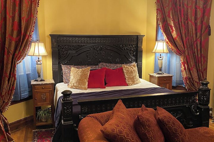 Vineyard Mansion & Carriage House Bed & Breakfast