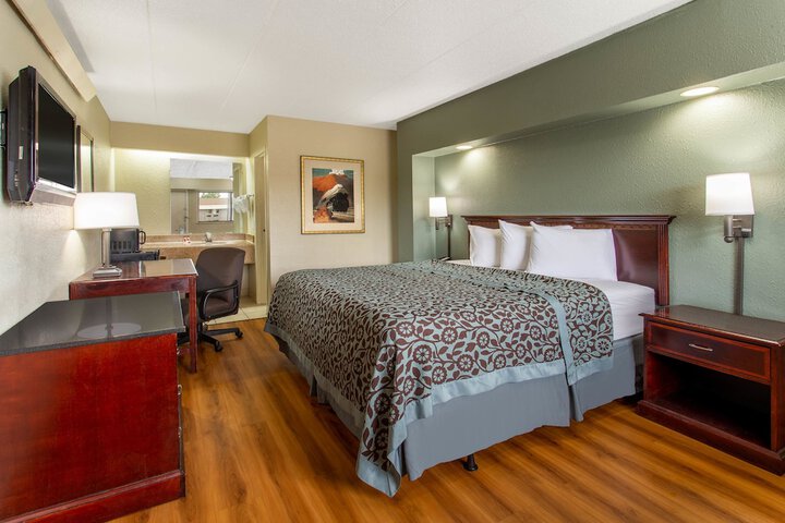 Room 8 of 12