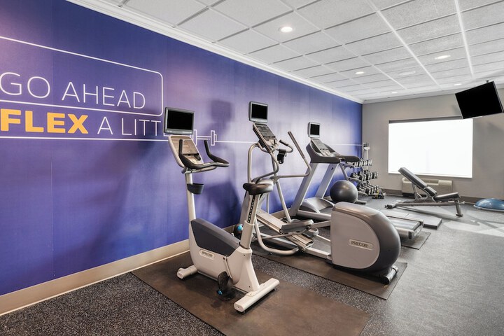 Holiday Inn Express & Suites Green Bay East by IHG