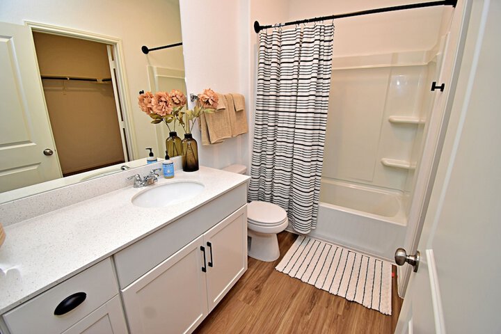Long-term Stays Family-friendly Communal Pool!