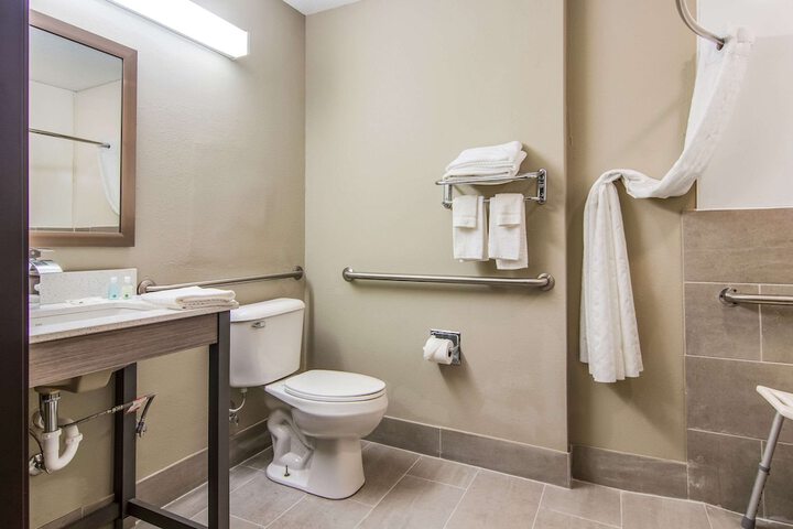Quality Inn & Suites Grove City - Outlet Mall