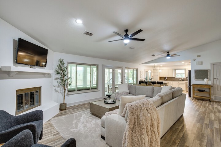Pickleball / sport Court: Spacious Kemp Home!