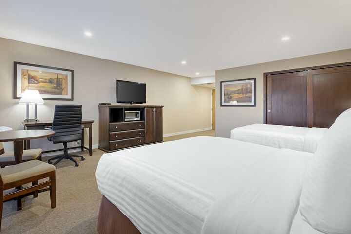 Best Western Plus Emerald Isle Hotel