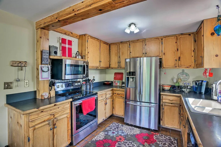 Cozy Home w / Deck & Mtn Views Walk to Casinos