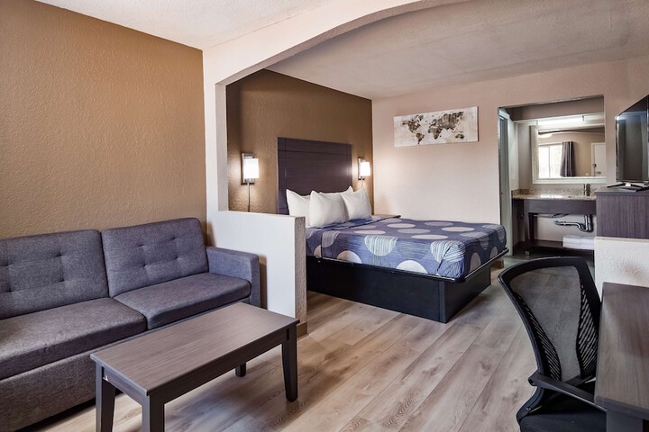 Room 9 of 25