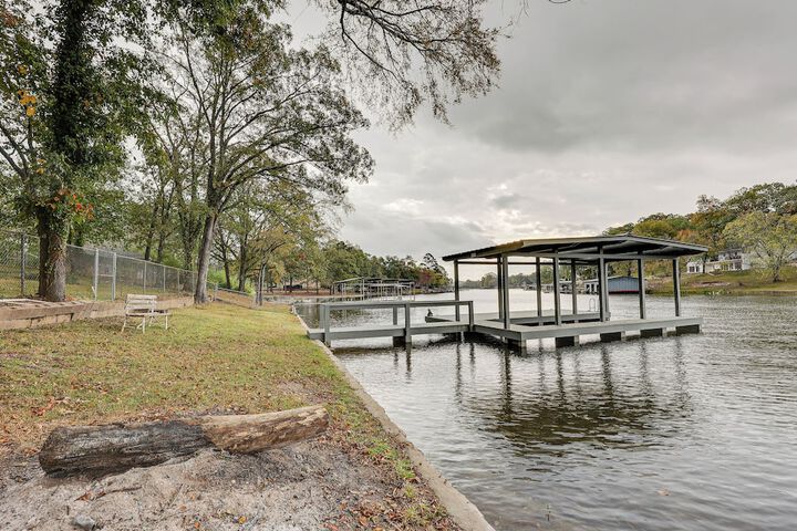 Spacious Hot Springs Lakehouse on Lake Hamilton!