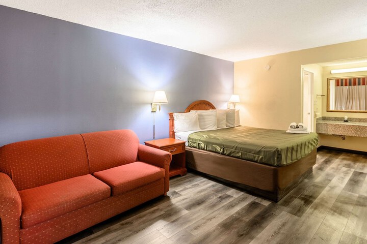 Room 28 of 33