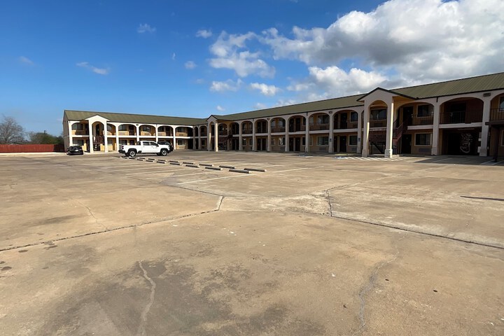 Executive Inn & Suites