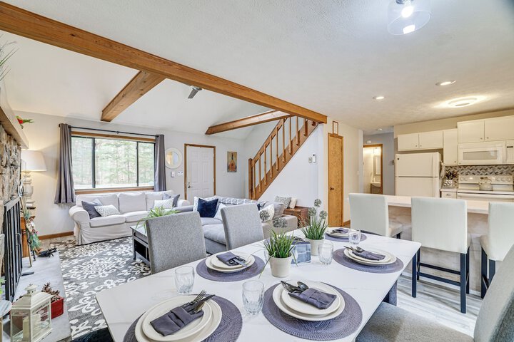 Pocono Pines Home w / Private Hot Tub!