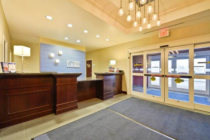 Holiday Inn Express & Suites Utica by IHG