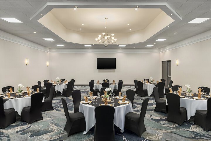Holiday Inn Oakville Centre by IHG