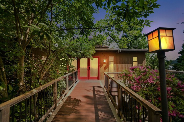 PNW MCM 155ft Private Waterfront Gem on Raft Island w / Hot Tub 3 Bedroom Home by RedAwning
