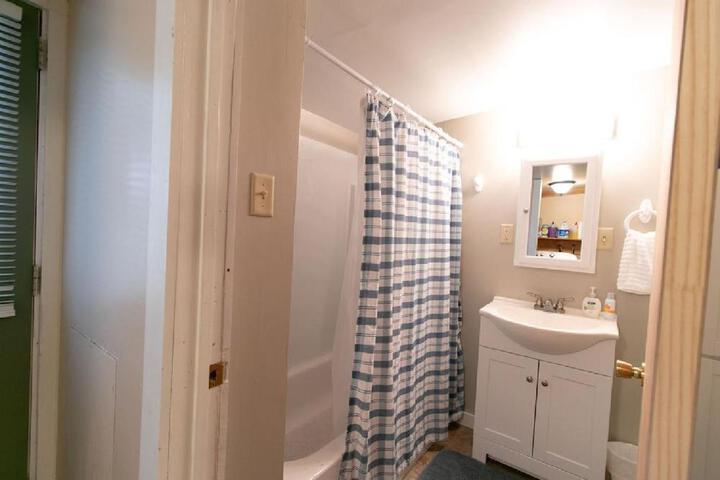Downtown 2 Bedroom Cottage Sleeps 6, Walking Distance to Honeywell, Downtown Restaurants, Shopping