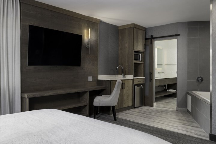 Room 33 of 52