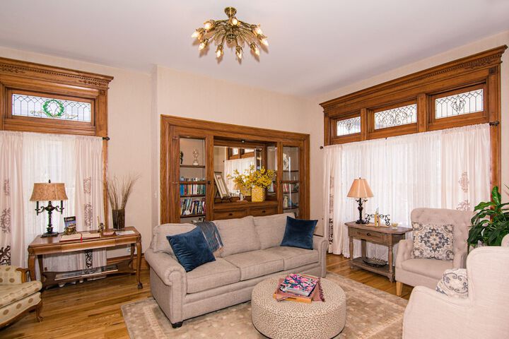 Lounge 36 of 46