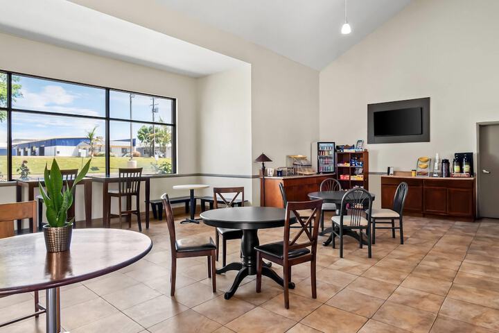 Days Inn by Wyndham Fontana / Rialto