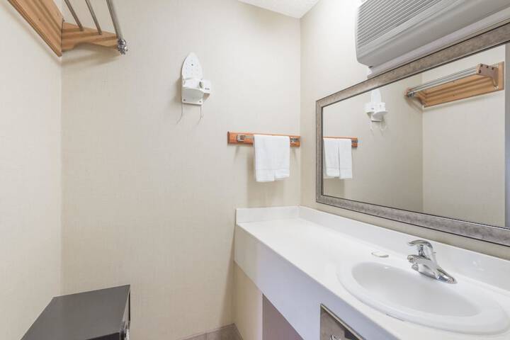Howard Johnson by Wyndham Hartford South – Rocky Hill