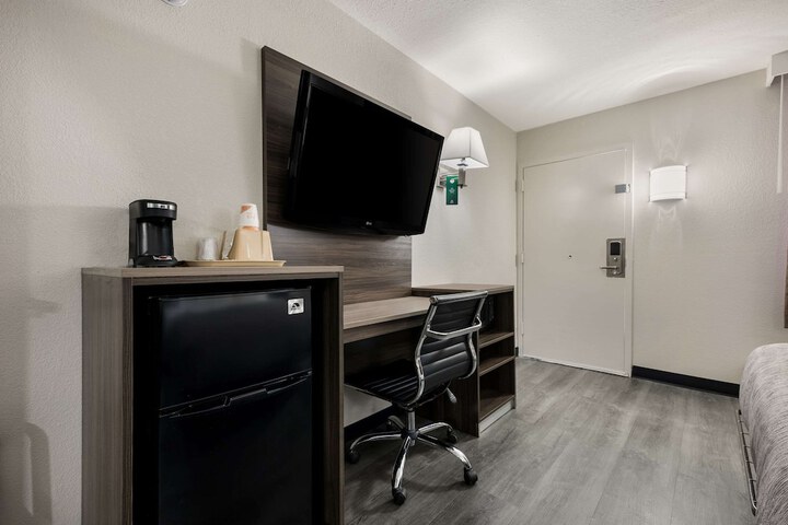 Room 11 of 30