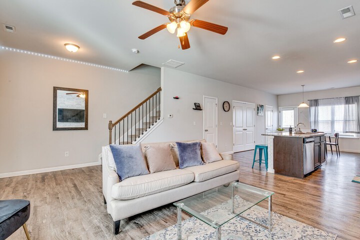 Union City Townhome: 17 Mi to Downtown Atlanta!