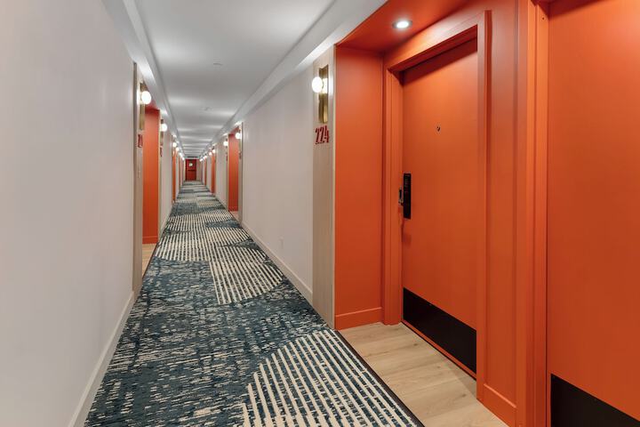 Ballroom/Hall 53 of 54