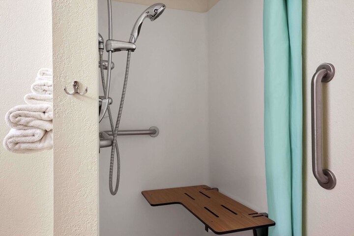 Room 6 of 12