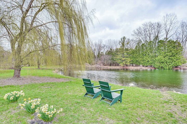 8 Mi to Lake Michigan: Creative Retreat w / Deck!