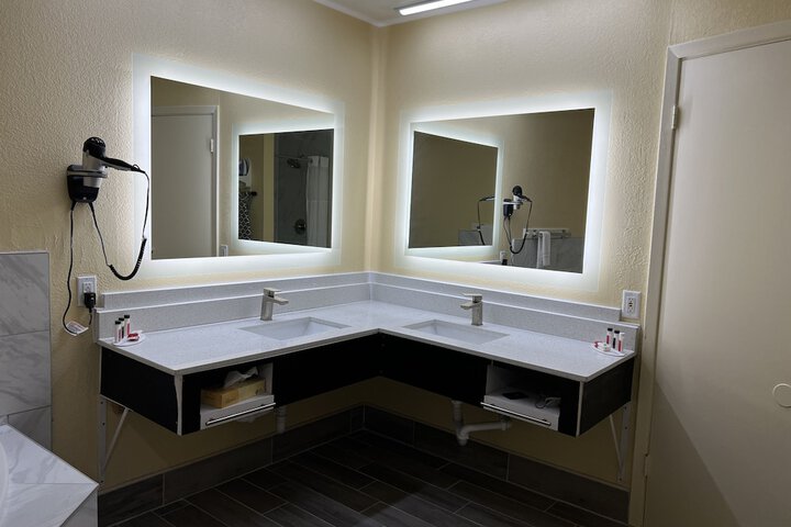 Room 27 of 40