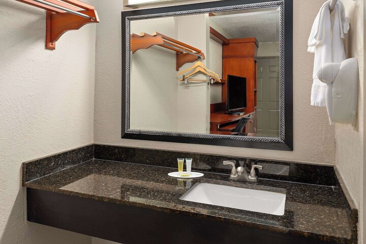 Days Inn by Wyndham Knoxville East