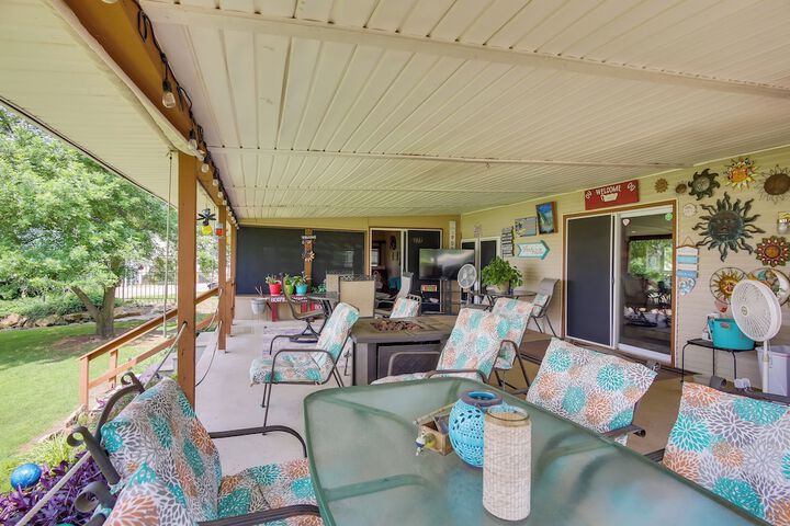 Cozy Lake Eufaula Hideaway w / Fire Pit & Hot Tub!