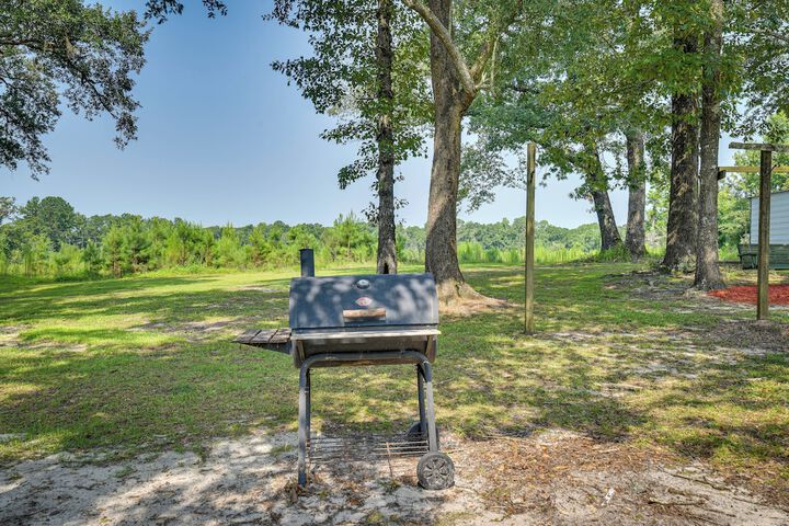 Sunny Florida Escape w / Screened-in Patio & Grill!