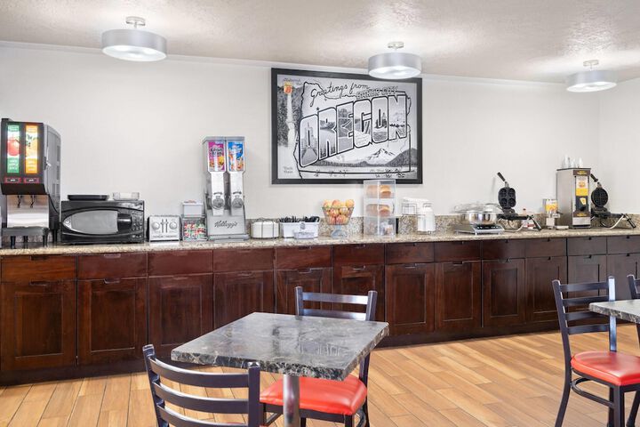 Super 8 by Wyndham Baker City