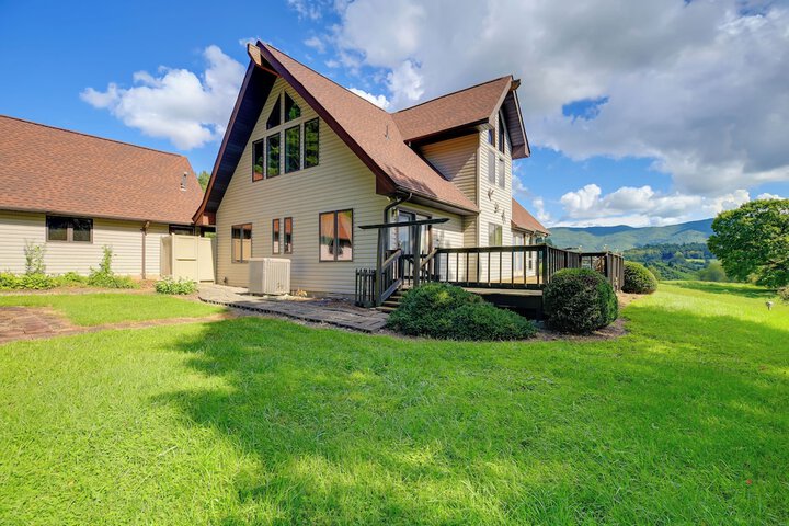 Secluded Mountain City Home w / Deck & Views!