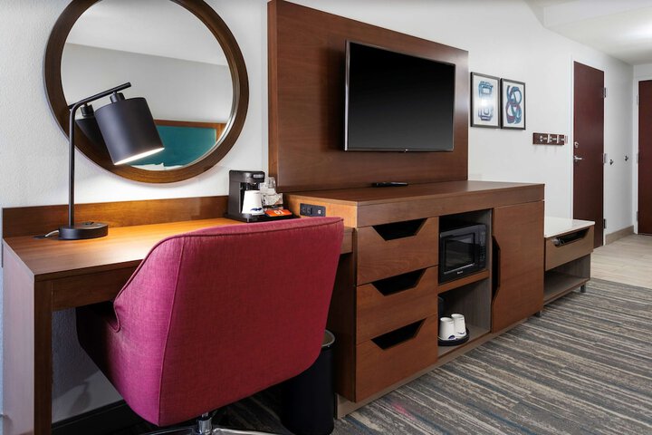 Hampton Inn by Hilton Concord / Bow