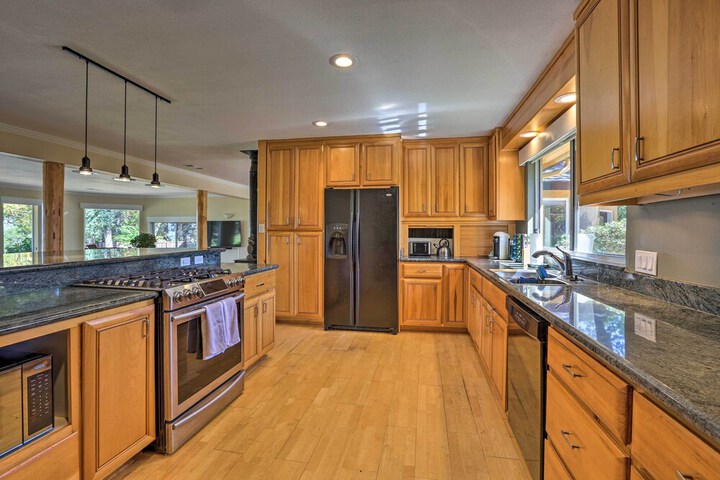 Luxe Auburn Hideaway w / Tennis Court & Views!