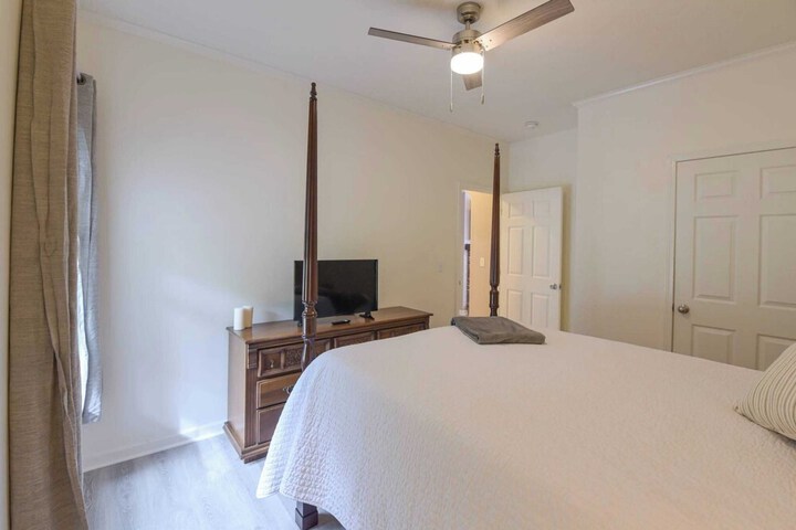 Riverside Ranch by Avantstay Mins to Downtown